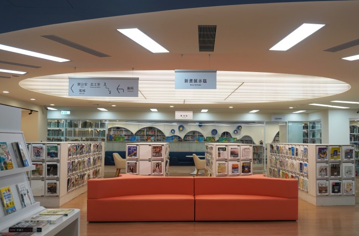 總館入口新書區_0.JPG